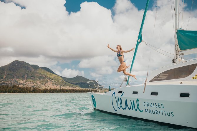 WEST Shared Cruise : OCÉANE Full Day Catamaran Ile aux Bénitiers - Barbecue lunch, drinks, and the boat itself